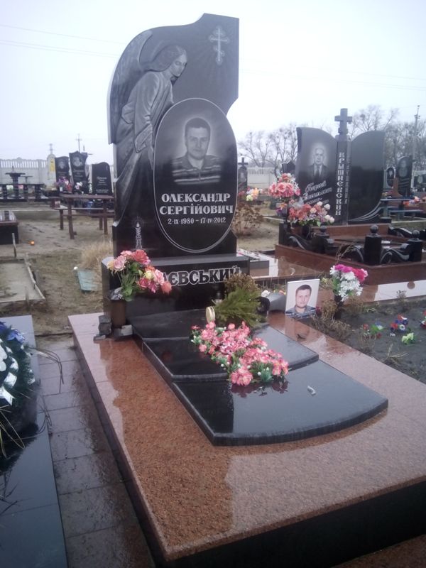 одинарный детский памятник овал и крест