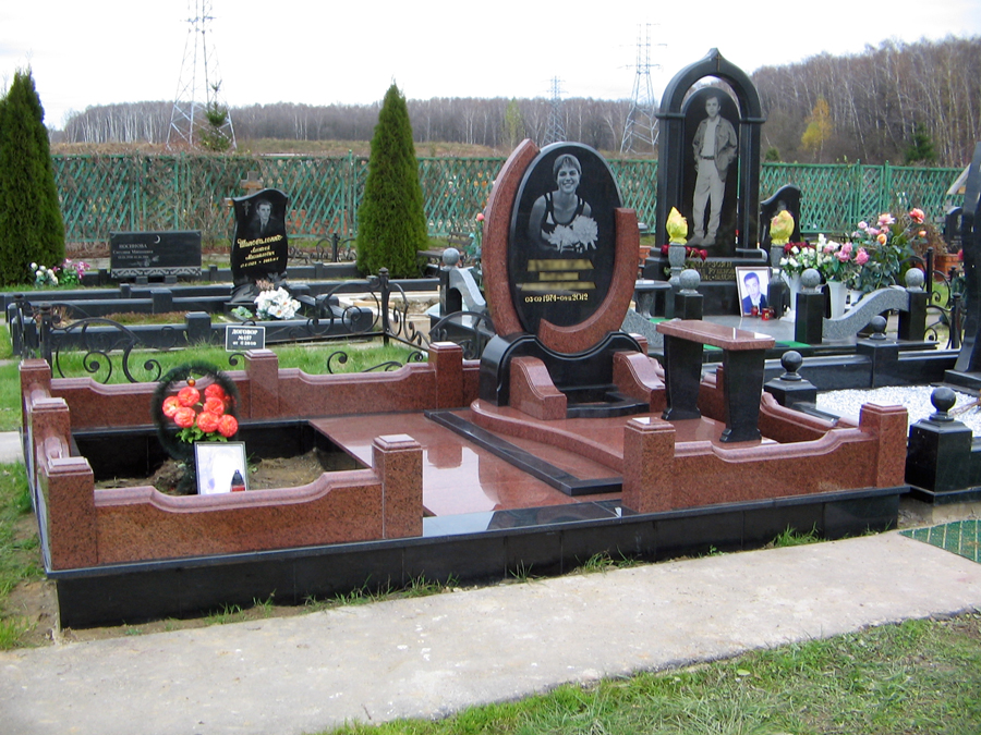шикарный памятник из камня в киеве