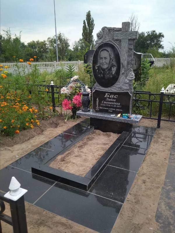 фото одинарного комплекса из гранита
