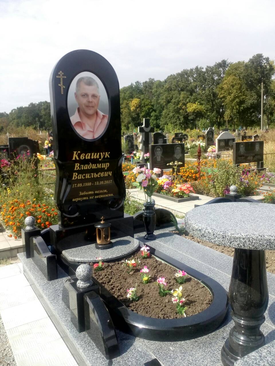 одинарный детский памятник овал и крест